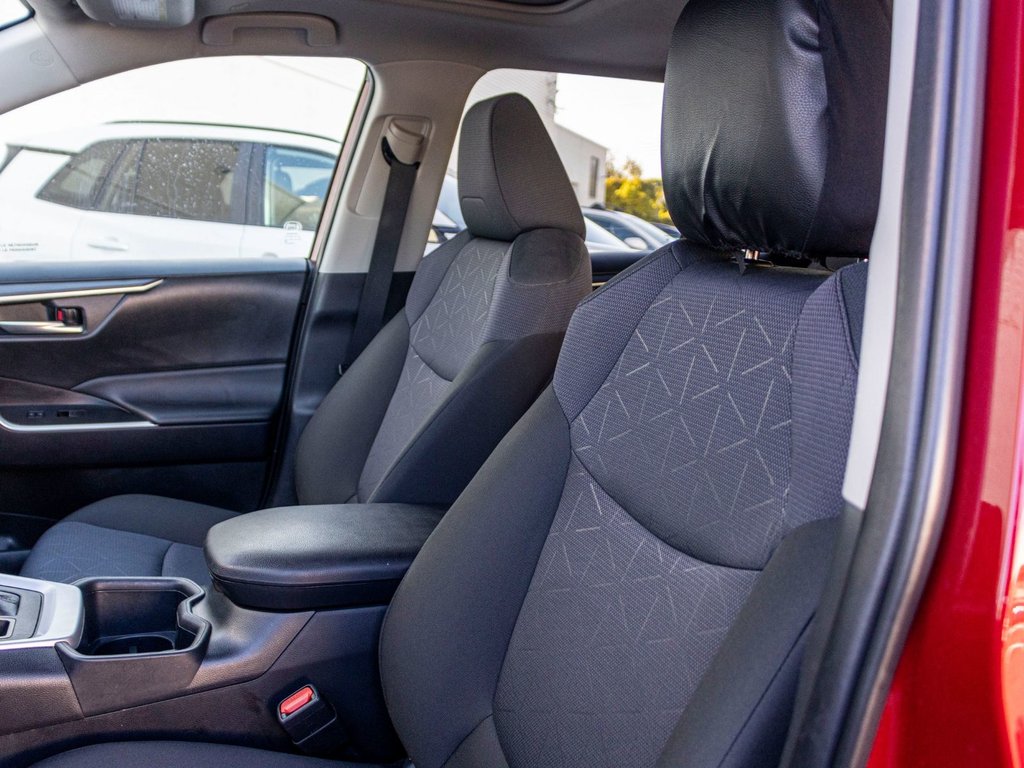 Toyota RAV4 XLE AWD **JAMAIS ACCIDENTÉ+TOIT+CARPLAY+MAG** 2025 à Saint-Jérôme, Québec - 26 - w1024h768px
