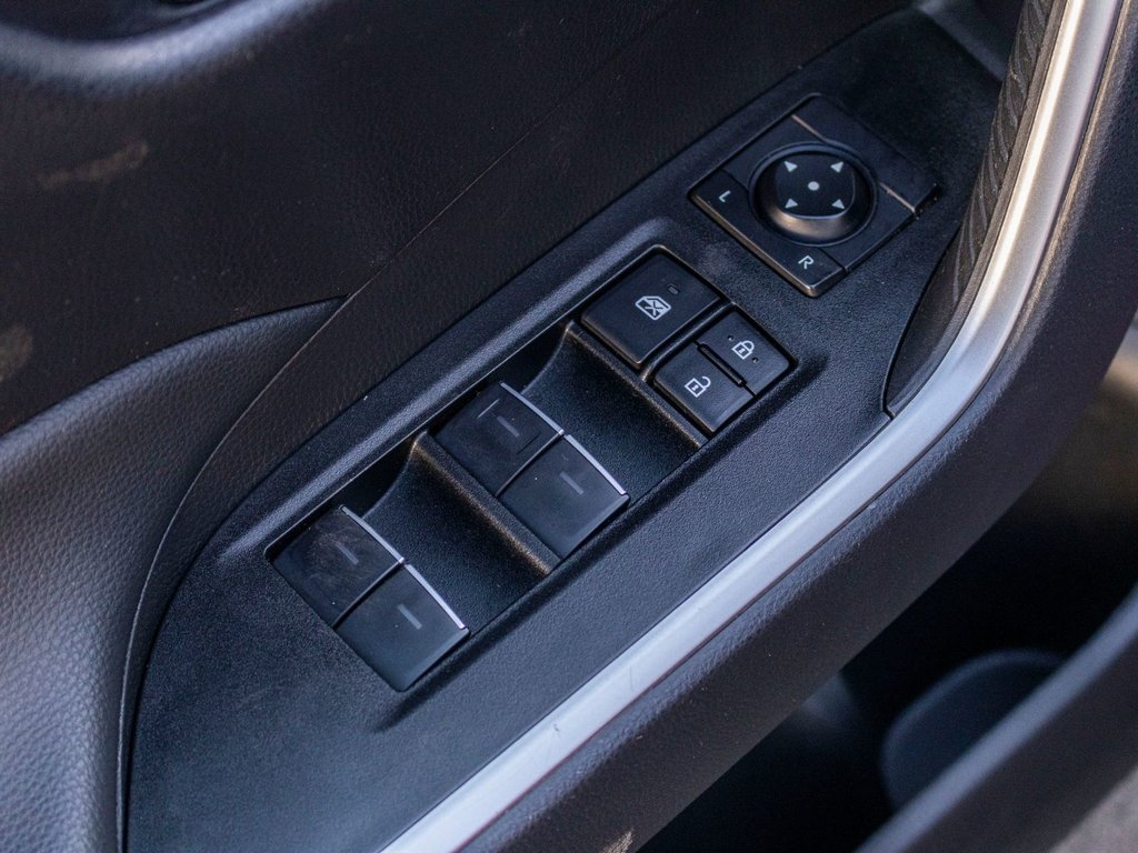 Toyota RAV4 XLE AWD **JAMAIS ACCIDENTÉ+TOIT+CARPLAY+MAG** 2025 à Saint-Jérôme, Québec - 29 - w1024h768px