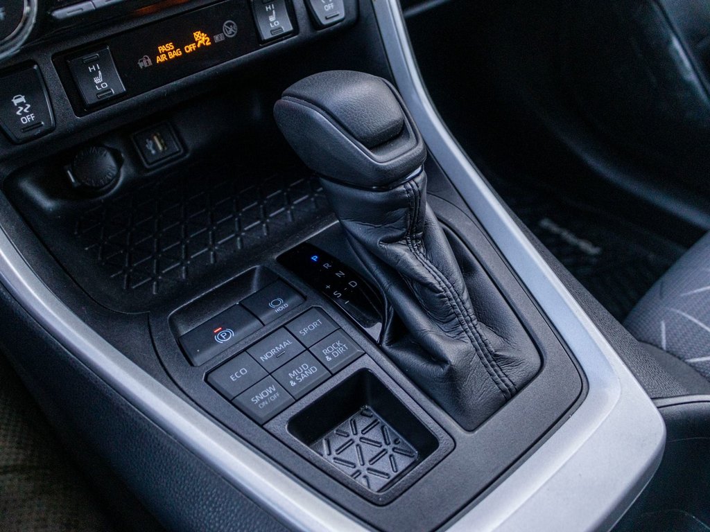 Toyota RAV4 XLE AWD **JAMAIS ACCIDENTÉ+TOIT+CARPLAY+MAG** 2025 à Saint-Jérôme, Québec - 16 - w1024h768px