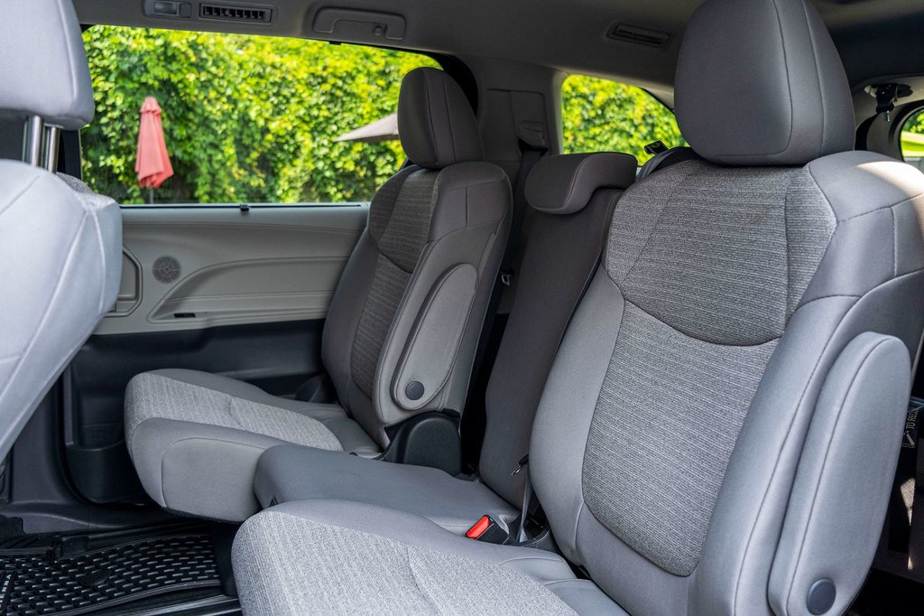 2023 Toyota Sienna hybride LE **JAMAIS ACCIDENTÉ+8 PASSAGERS+CAMÉRA+CARPLAY** in Charlemagne, Quebec - 24 - w1024h768px