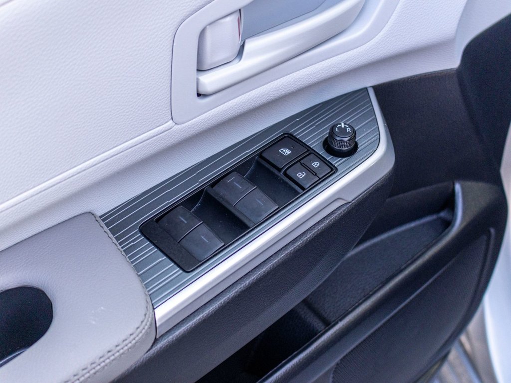 Toyota Sienna hybride LE AWD **JAMAIS ACCIDENTÉ+CARPLAY+CAMÉRA** 2025 à Saint-Jérôme, Québec - 31 - w1024h768px