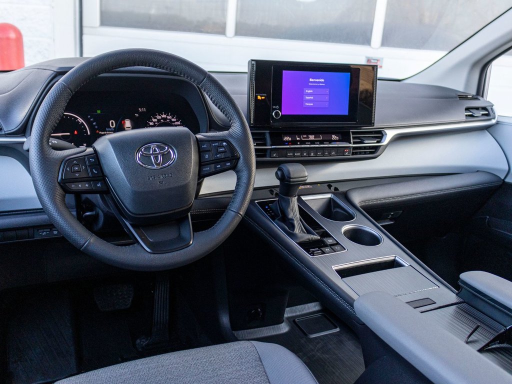 Toyota Sienna hybride LE AWD **JAMAIS ACCIDENTÉ+CARPLAY+CAMÉRA** 2025 à Saint-Jérôme, Québec - 7 - w1024h768px