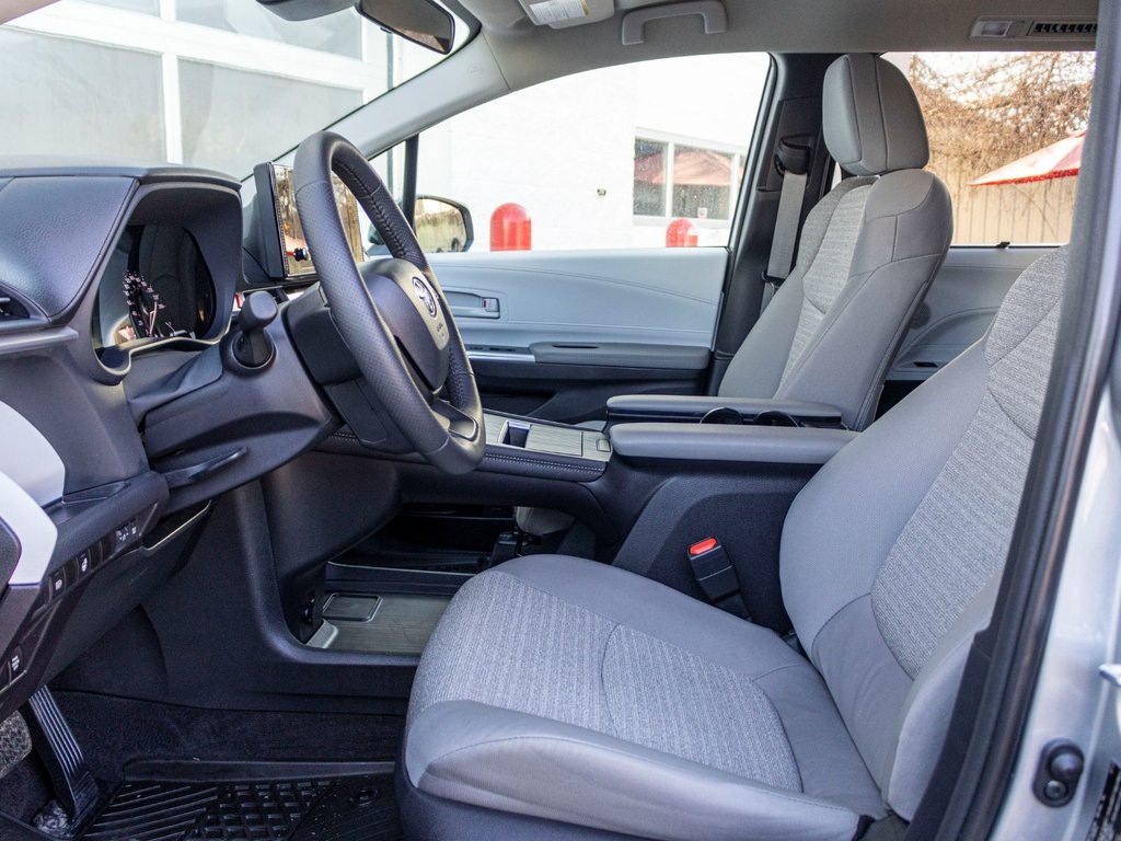 Toyota Sienna hybride LE AWD **JAMAIS ACCIDENTÉ+CARPLAY+CAMÉRA** 2025 à Saint-Jérôme, Québec - 25 - w1024h768px