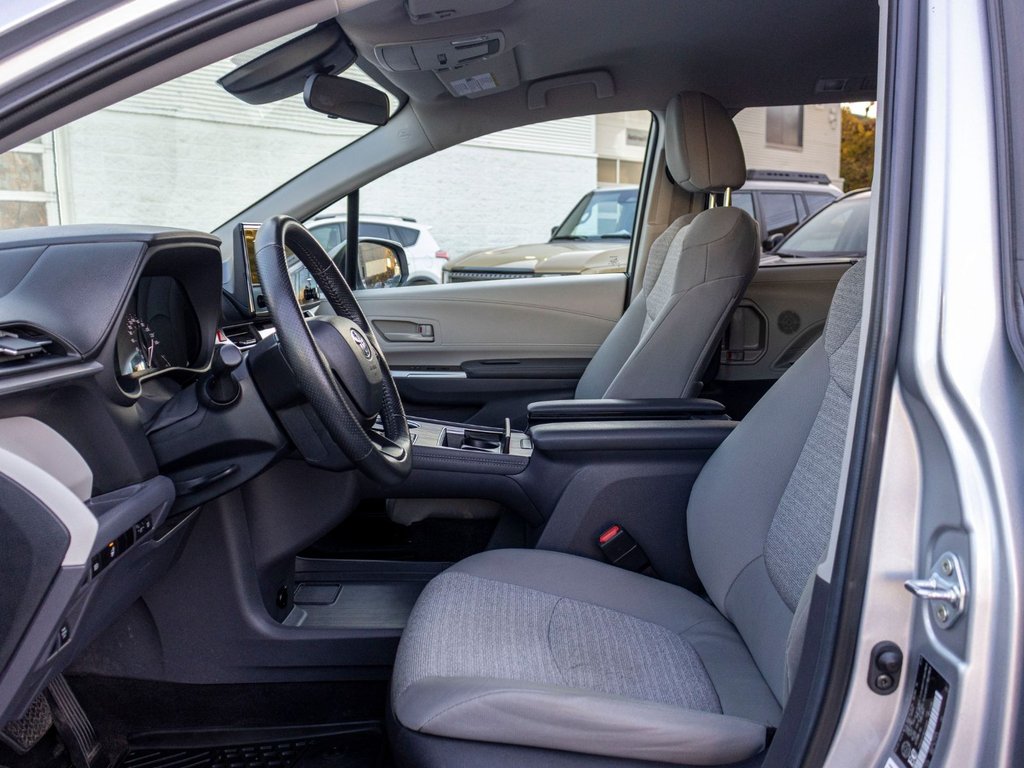 2024 Toyota Sienna LE AWD *JAMAIS ACCIDENTÉ* in Charlemagne, Quebec - 23 - w1024h768px