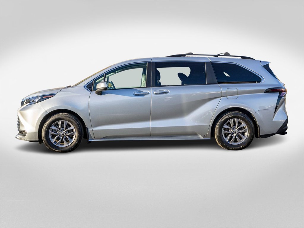 2024 Toyota Sienna LE AWD *JAMAIS ACCIDENTÉ* in Charlemagne, Quebec - 3 - w1024h768px