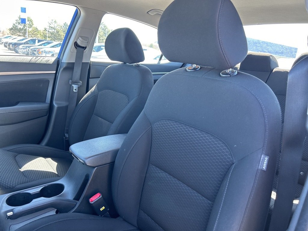 2019  Elantra Sedan Preferred at in Aurora, Ontario - 10 - w1024h768px