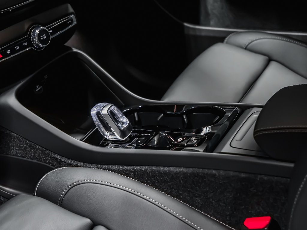 Volvo XC40 Plus (Dark Theme) 2026-7