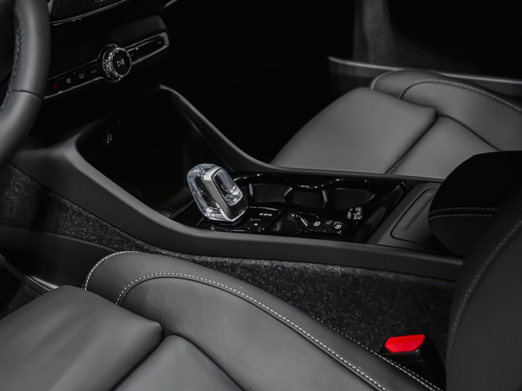 2026 Volvo XC40 Plus (Dark Theme)-7