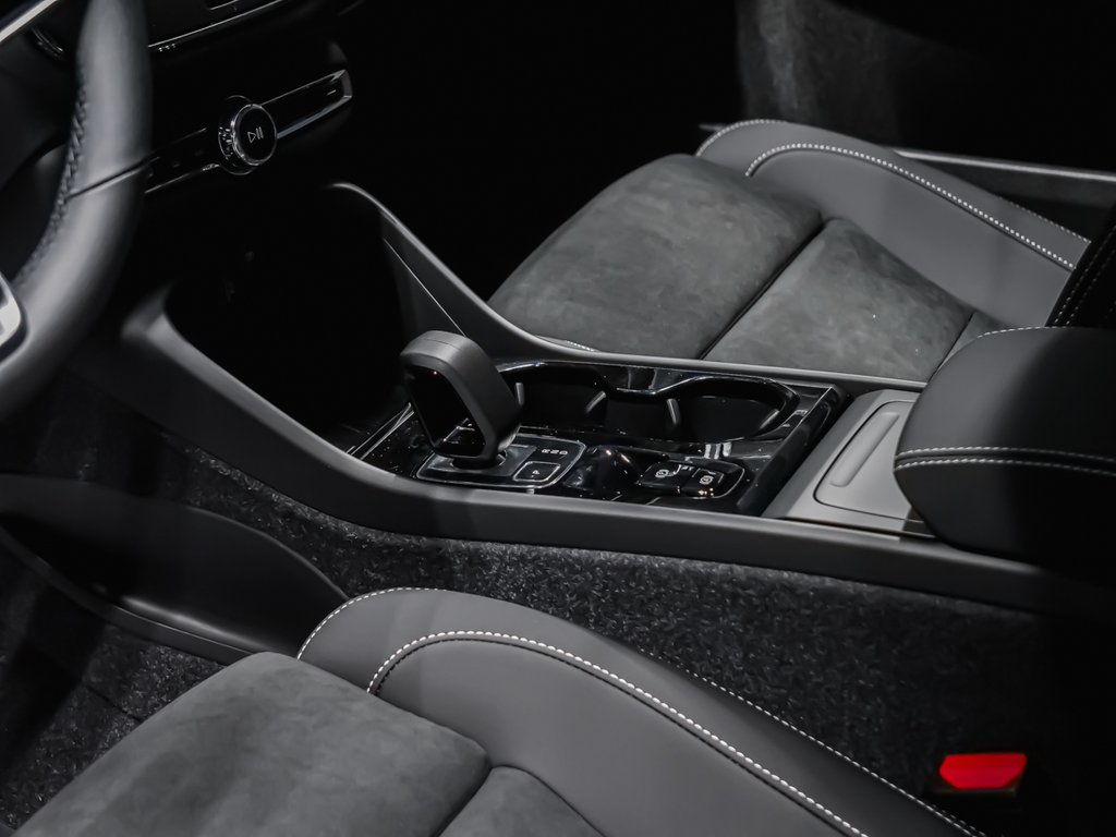 2026 Volvo XC40 Plus (Dark Theme)-7