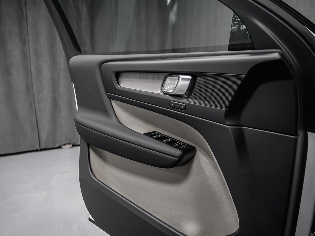 Volvo XC40 Plus (Dark Theme) 2026-7