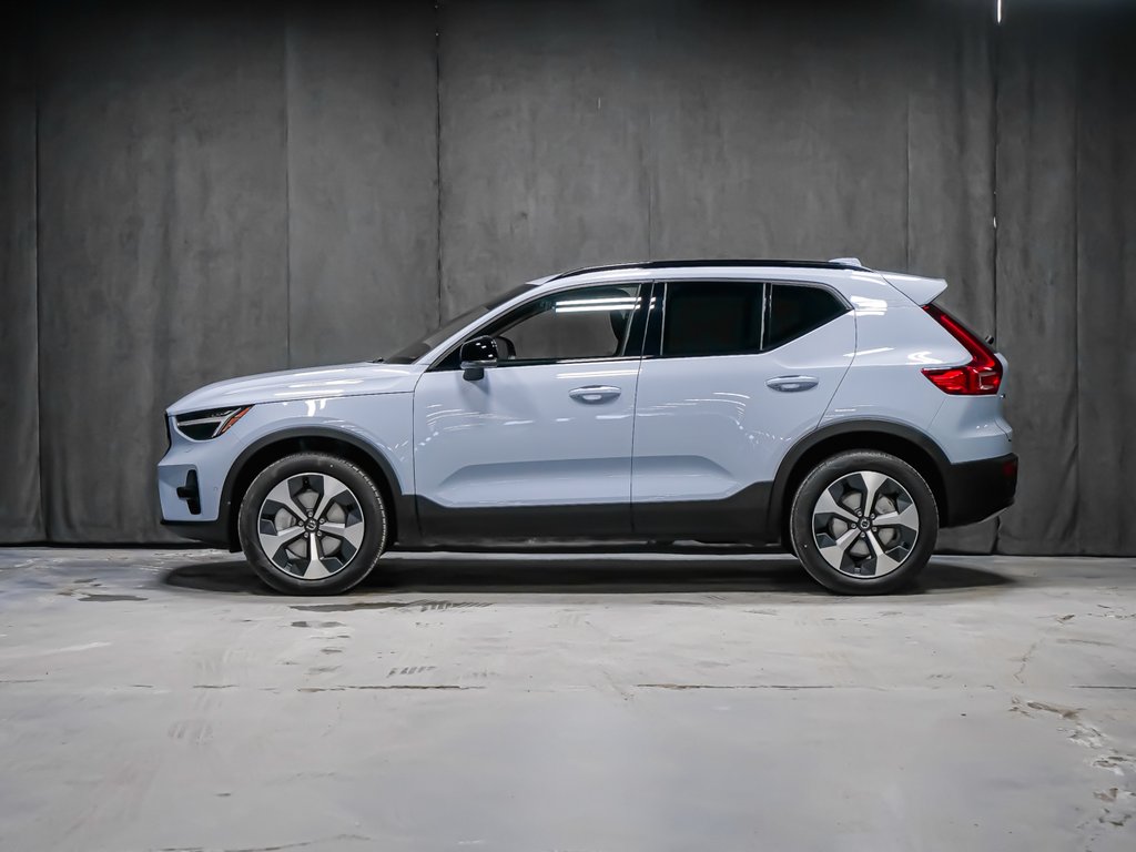 Volvo XC40 Plus Dark Theme 2026-2
