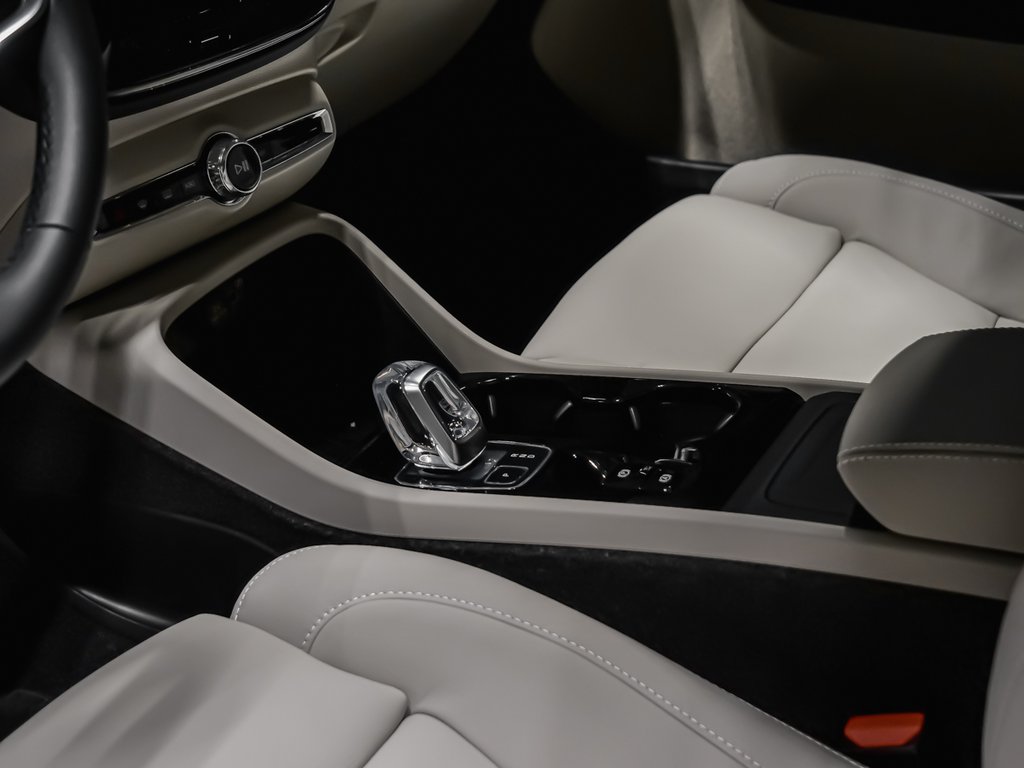 Volvo XC40 Plus Dark Theme 2026-4