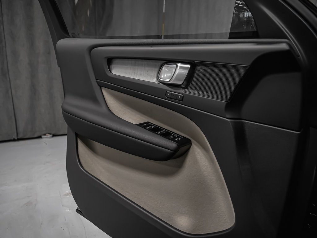 Volvo XC40 Plus Dark Theme 2026-6