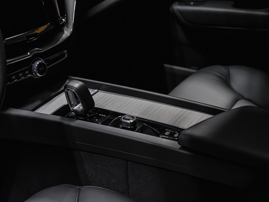2025 Volvo XC60 Plus, B5 AWD, Dark Theme-7