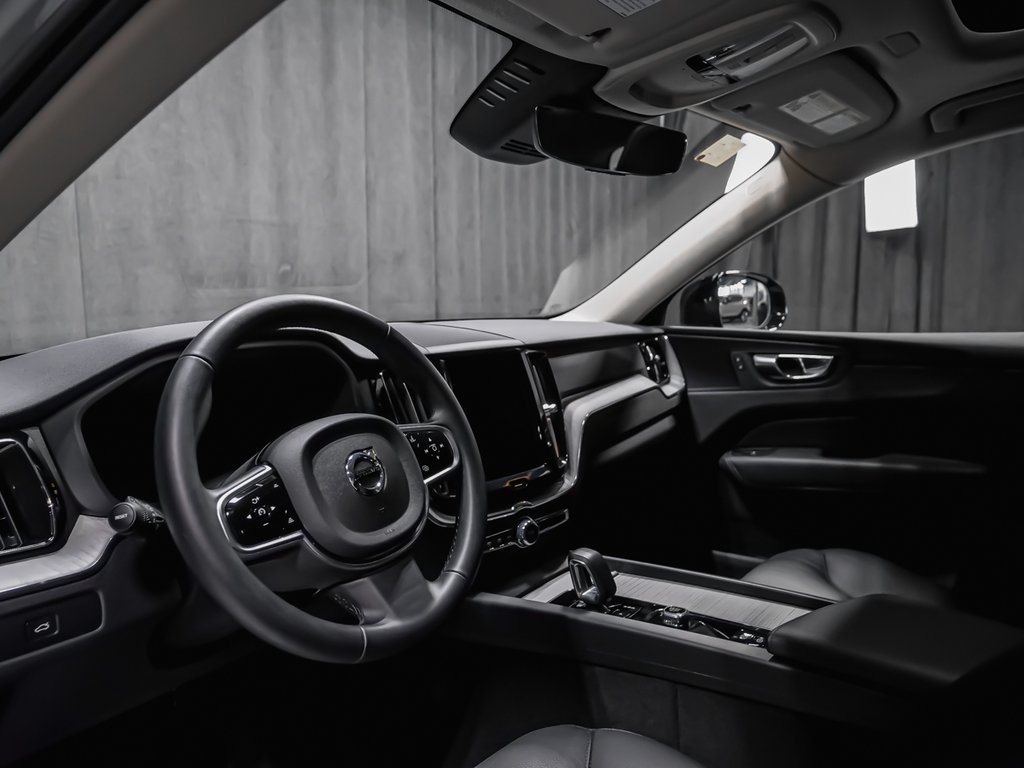 2025 Volvo XC60 Plus, B5 AWD, Dark Theme-6