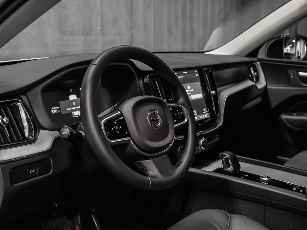 2025 Volvo XC60 Plus Dark Theme-5