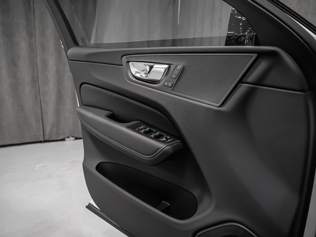 2025 Volvo XC60 Plus Dark Theme-6