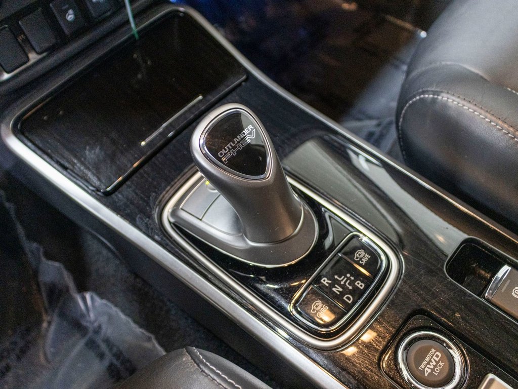 2018 Mitsubishi Outlander PHEV SE, PHEV, TOIT, MAGS, BANCS CHAUFF, CAM, BLUETOOTH in Saint-Jérôme, Quebec - 14 - w1024h768px