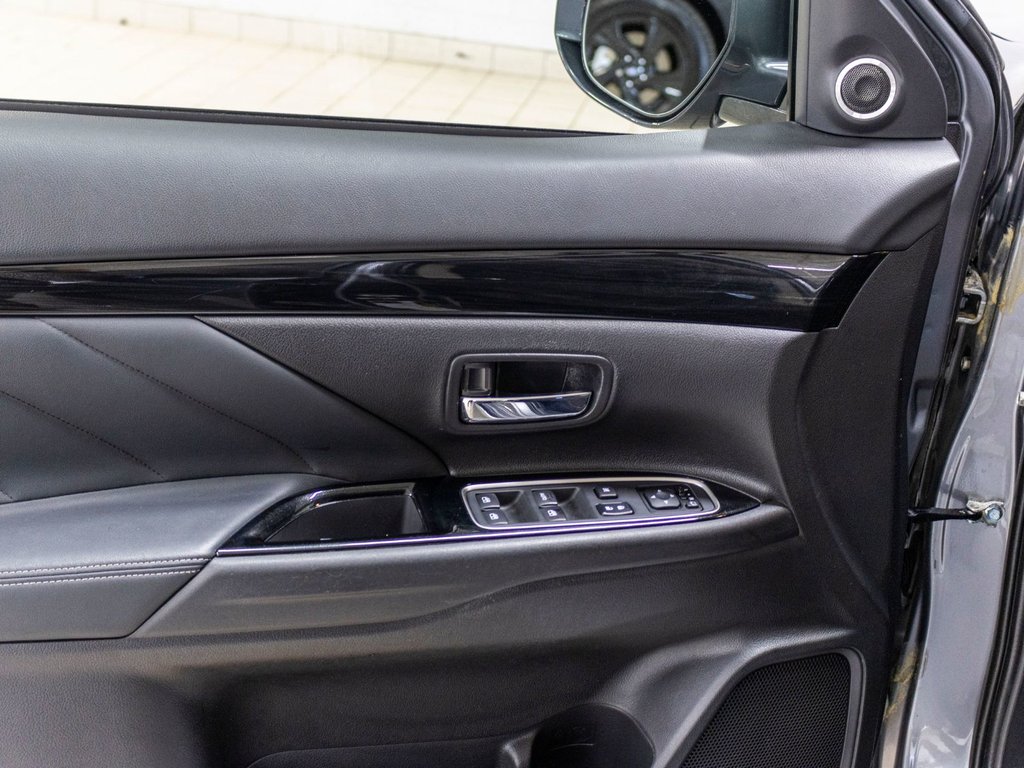 2018 Mitsubishi Outlander PHEV SE, PHEV, TOIT, MAGS, BANCS CHAUFF, CAM, BLUETOOTH in Saint-Jérôme, Quebec - 26 - w1024h768px