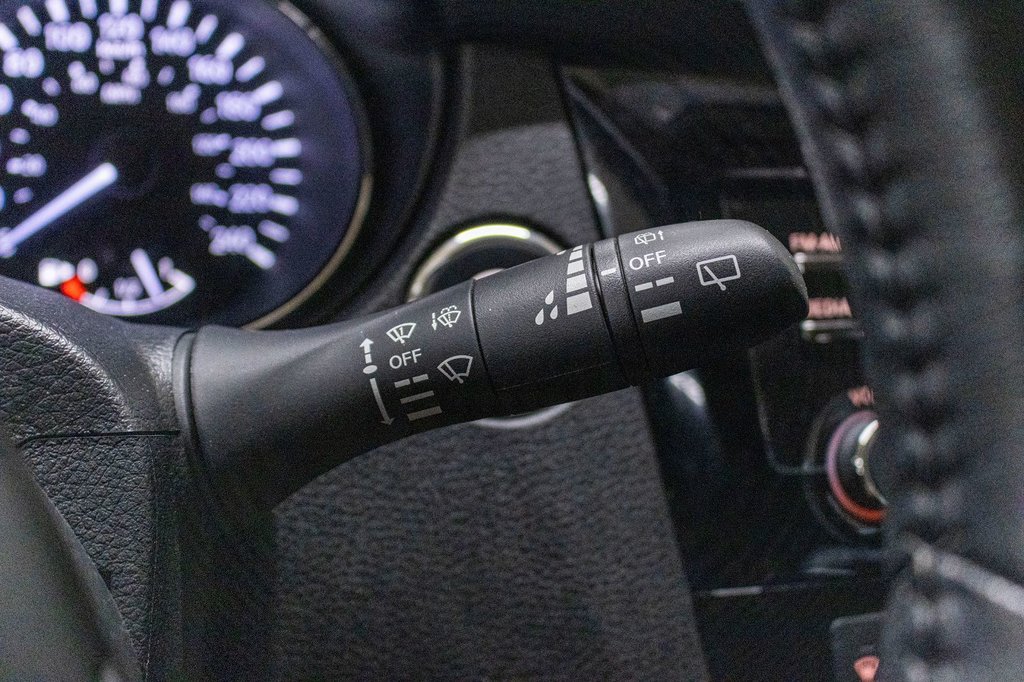 2018 Nissan Qashqai SV, AWD, TOIT, BANCS CHAUFF, CAM REC, 1 PROP in Charlemagne, Quebec - 18 - w1024h768px