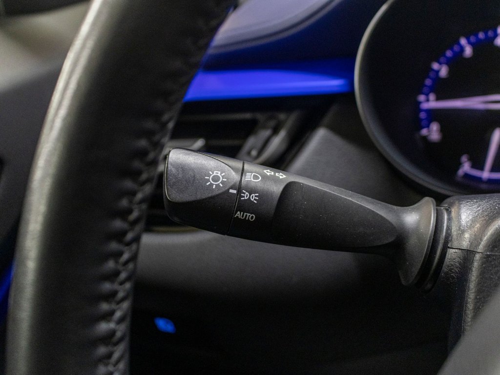 Toyota C-HR LIMITED, CUIR, BLUETOOTH, CAMERA RECUL, BAS KM 2020 à Charlemagne, Québec - 17 - w1024h768px