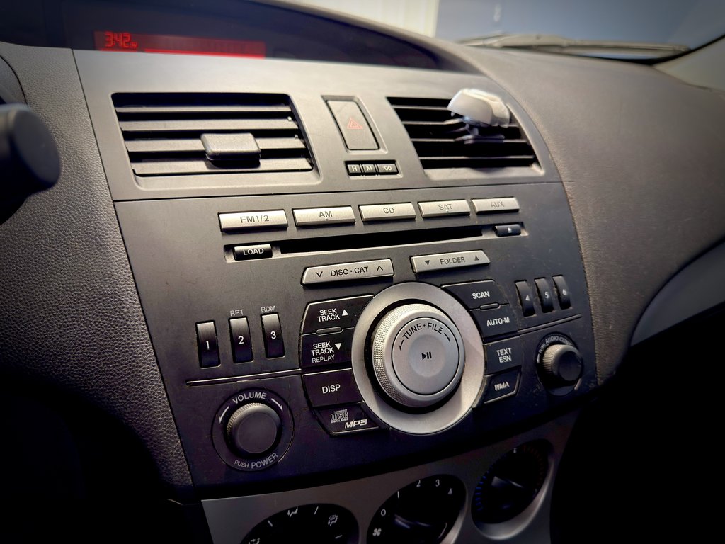 2010 Mazda 3 in Notre-Dame-des-Prairies, Quebec - 15 - w1024h768px