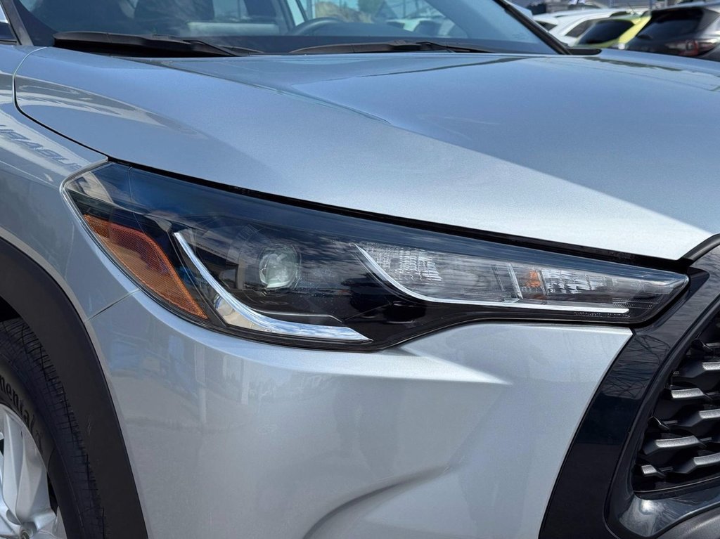 2022 Toyota COROLLA CROSS LE in Notre-Dame-des-Prairies, Quebec - 8 - w1024h768px