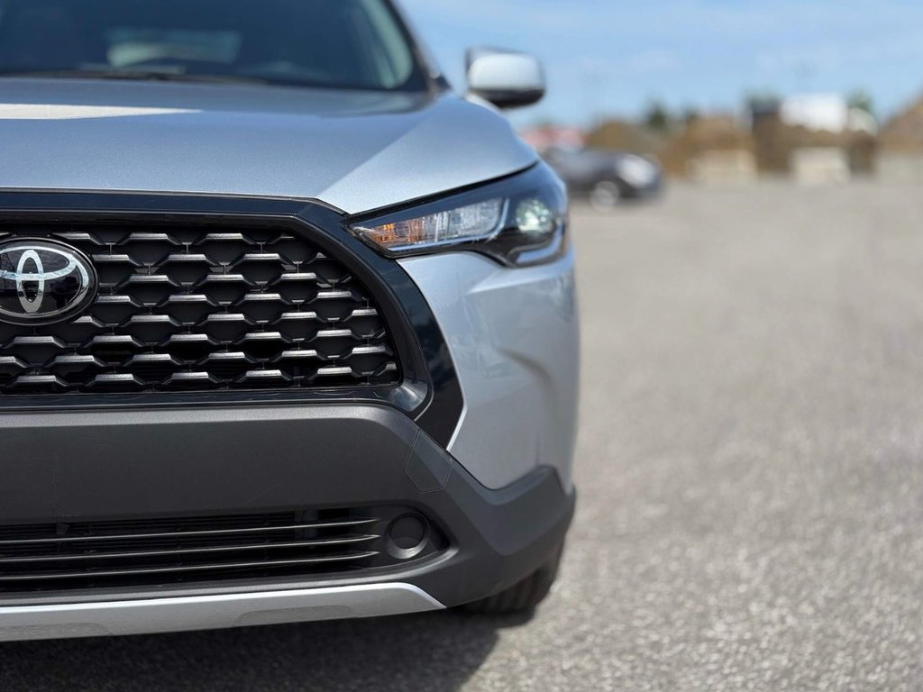 2022 Toyota COROLLA CROSS LE in Notre-Dame-des-Prairies, Quebec - 9 - w1024h768px