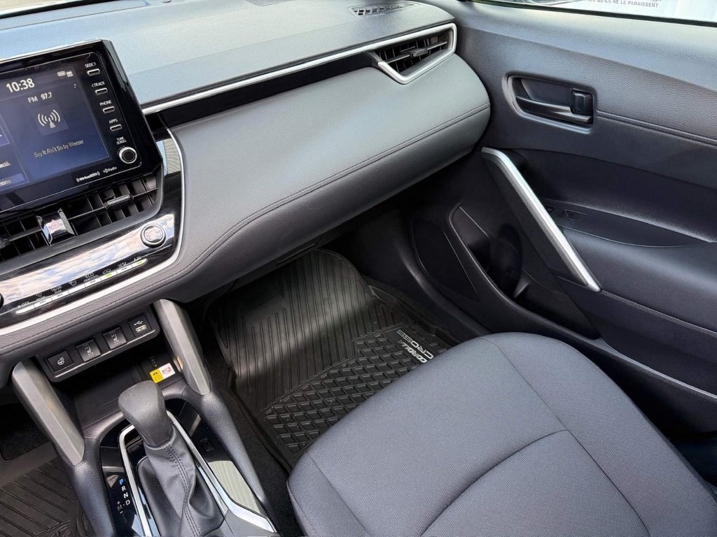 2022 Toyota COROLLA CROSS LE in Notre-Dame-des-Prairies, Quebec - 27 - w1024h768px