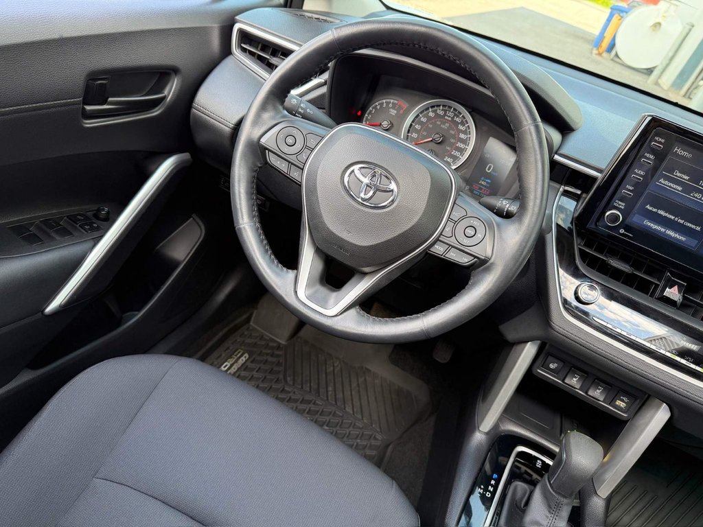 2022 Toyota COROLLA CROSS LE in Notre-Dame-des-Prairies, Quebec - 25 - w1024h768px