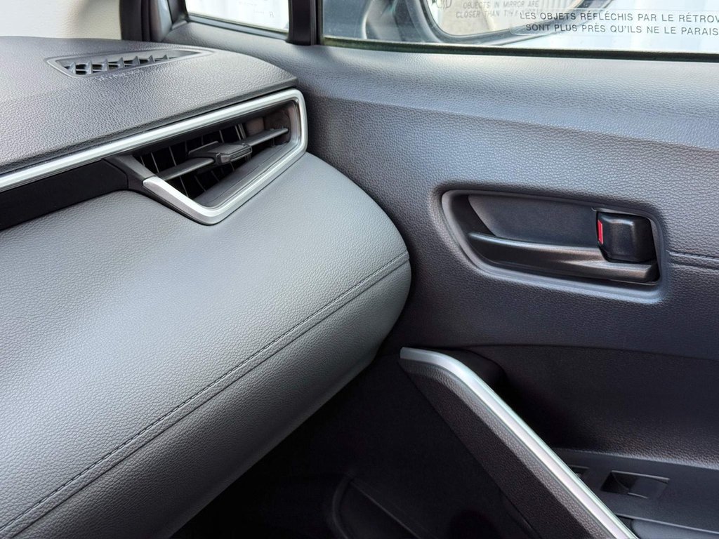2022 Toyota COROLLA CROSS LE in Notre-Dame-des-Prairies, Quebec - 38 - w1024h768px