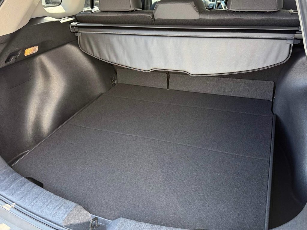 2022 Toyota COROLLA CROSS LE in Notre-Dame-des-Prairies, Quebec - 17 - w1024h768px