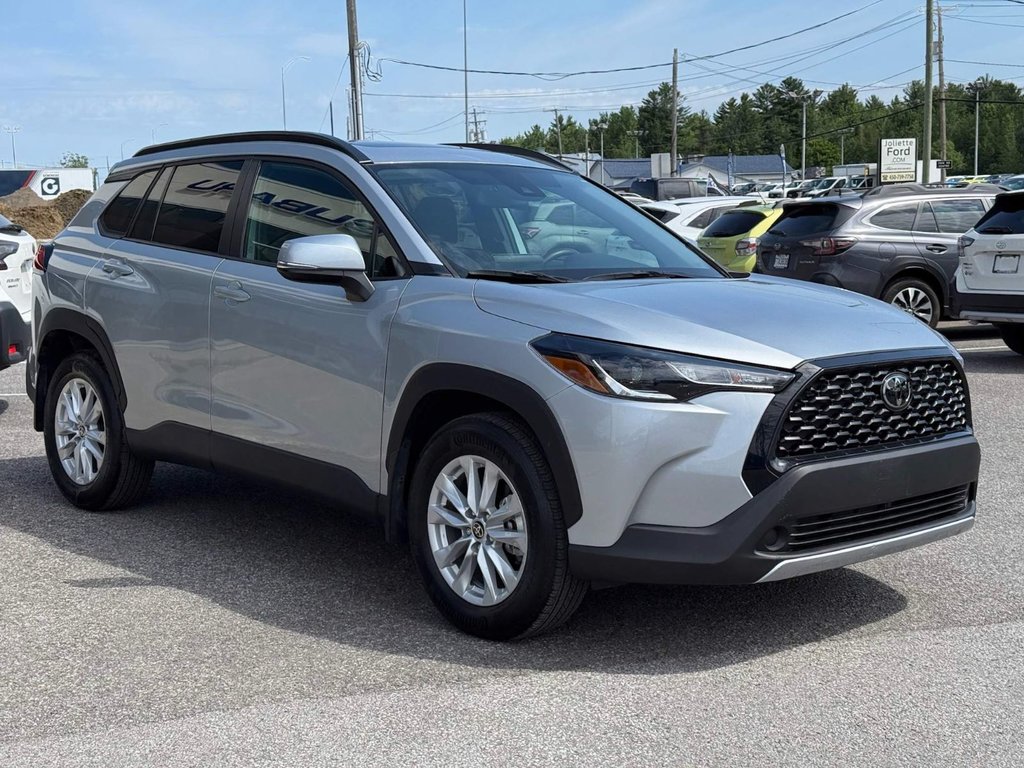 2022 Toyota COROLLA CROSS LE in Notre-Dame-des-Prairies, Quebec - 7 - w1024h768px