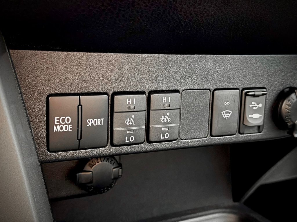 2017 Toyota RAV4 LE in Notre-Dame-des-Prairies, Quebec - 30 - w1024h768px