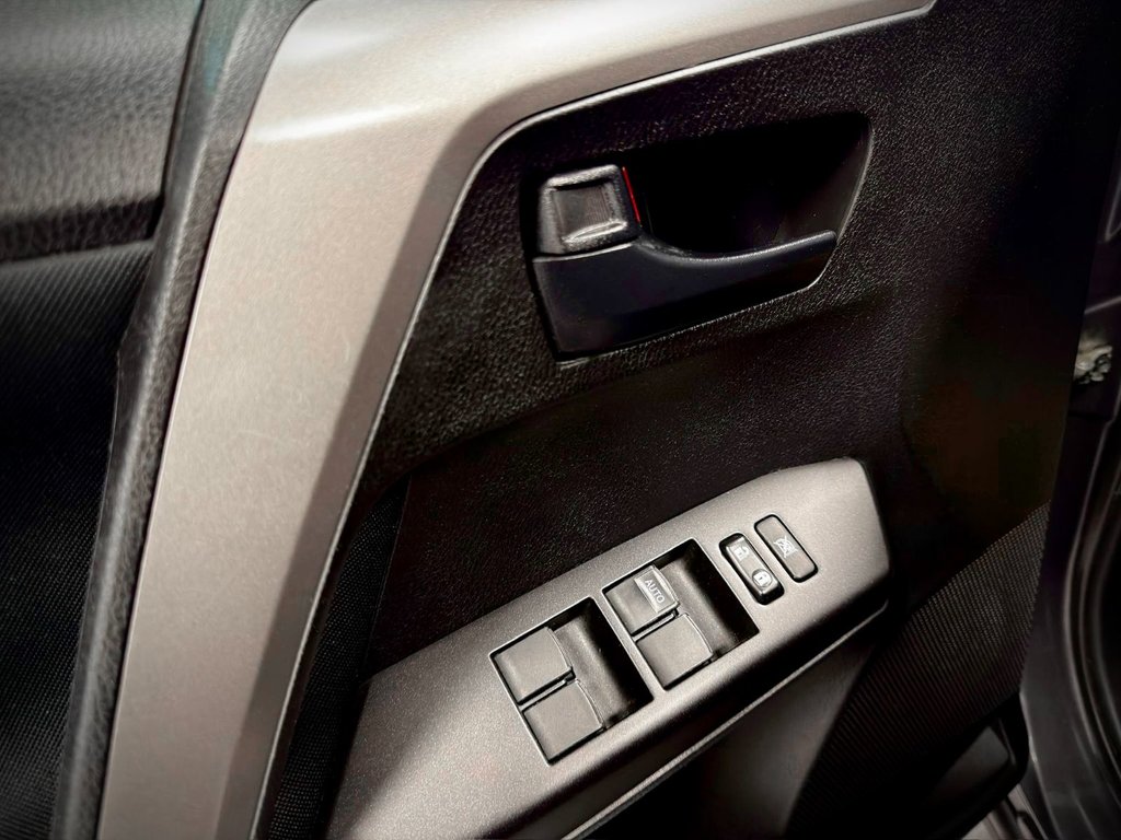 2017 Toyota RAV4 LE in Notre-Dame-des-Prairies, Quebec - 32 - w1024h768px