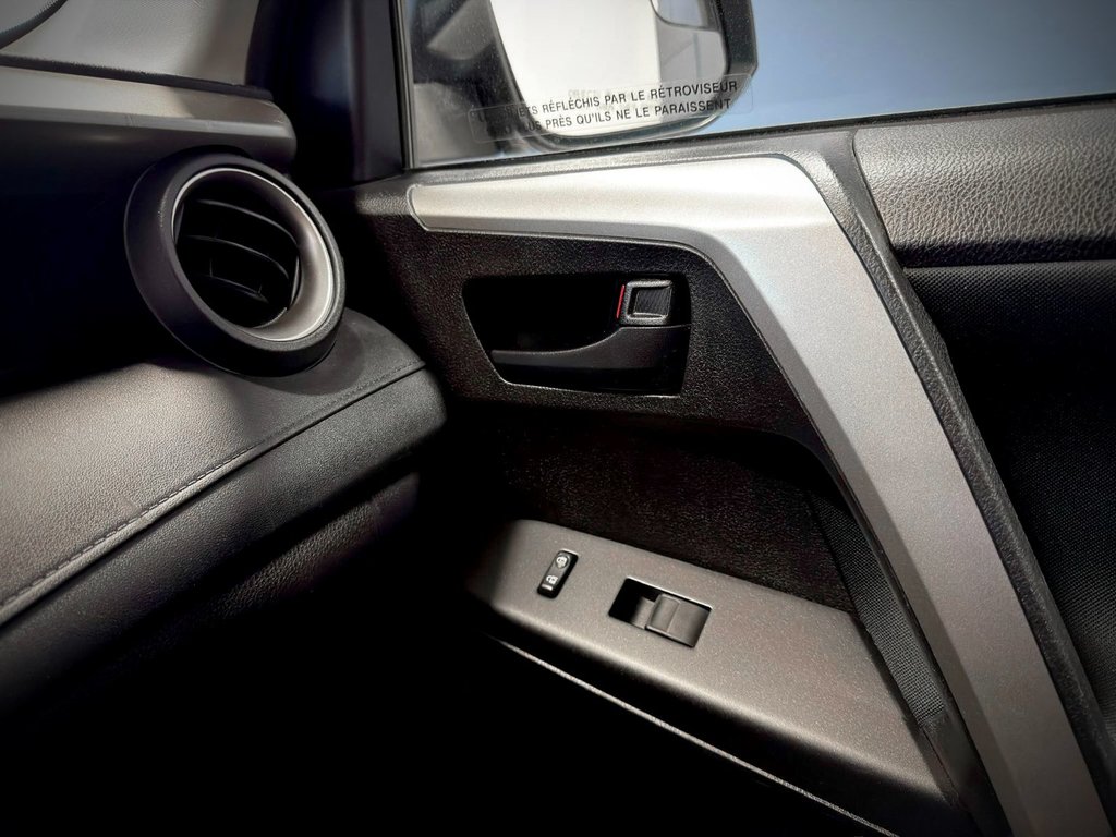 2017 Toyota RAV4 LE in Notre-Dame-des-Prairies, Quebec - 33 - w1024h768px
