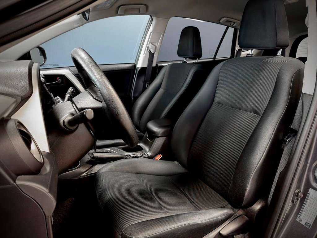 2017 Toyota RAV4 LE in Notre-Dame-des-Prairies, Quebec - 17 - w1024h768px
