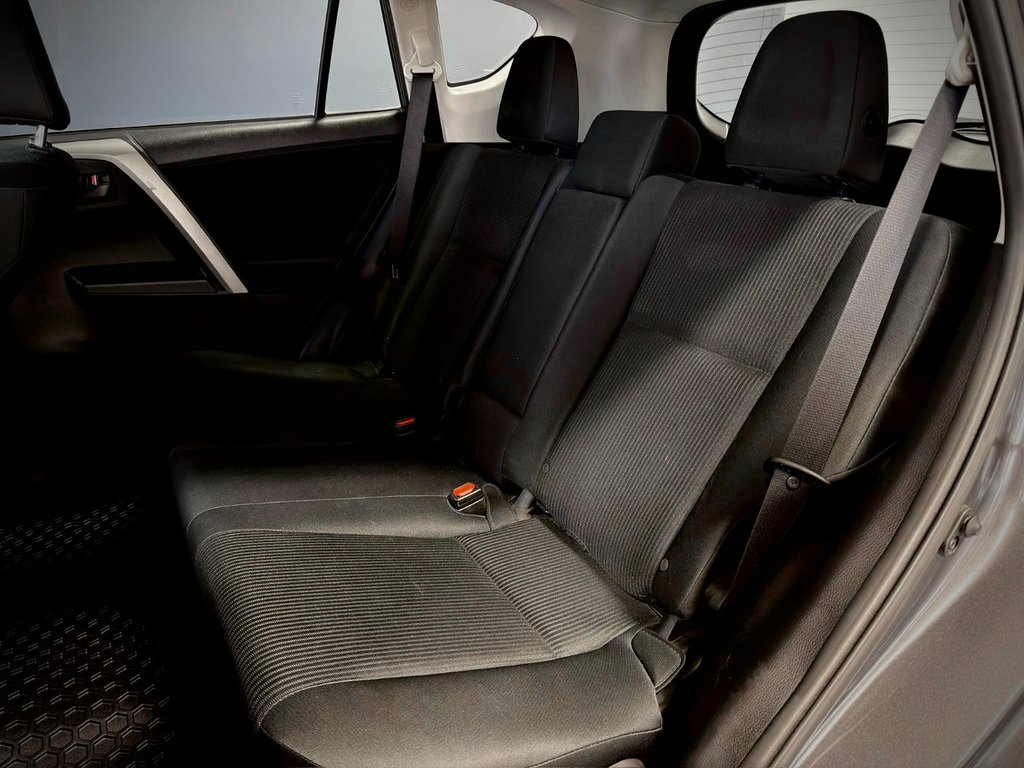 2017 Toyota RAV4 LE in Notre-Dame-des-Prairies, Quebec - 18 - w1024h768px