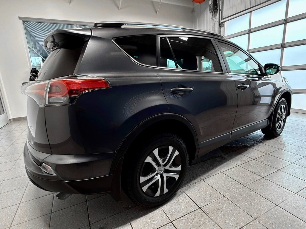2017 Toyota RAV4 LE in Notre-Dame-des-Prairies, Quebec - 10 - w1024h768px