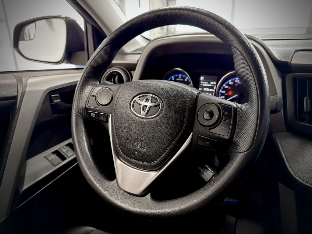 2017 Toyota RAV4 LE in Notre-Dame-des-Prairies, Quebec - 23 - w1024h768px