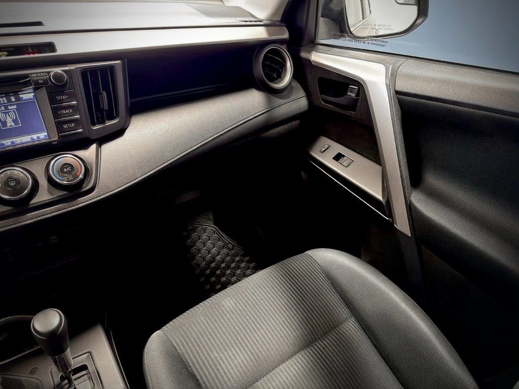 2017 Toyota RAV4 LE in Notre-Dame-des-Prairies, Quebec - 22 - w1024h768px