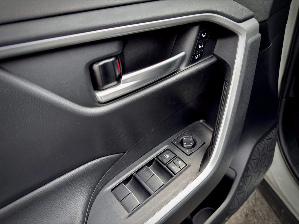 2021 Toyota RAV4 XLE LTD in Notre-Dame-des-Prairies, Quebec - 41 - w1024h768px