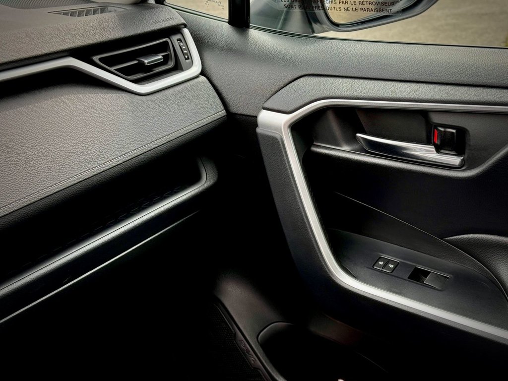 2021 Toyota RAV4 XLE LTD in Notre-Dame-des-Prairies, Quebec - 43 - w1024h768px