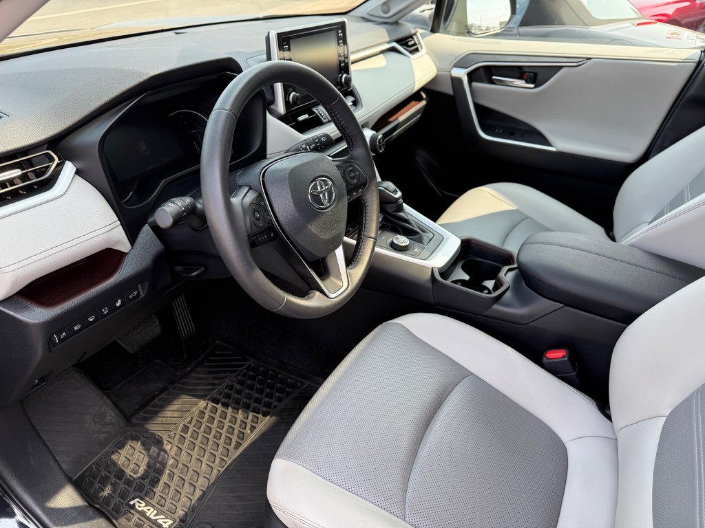 2020 Toyota RAV4 in Sept-Îles, Quebec - 11 - w1024h768px