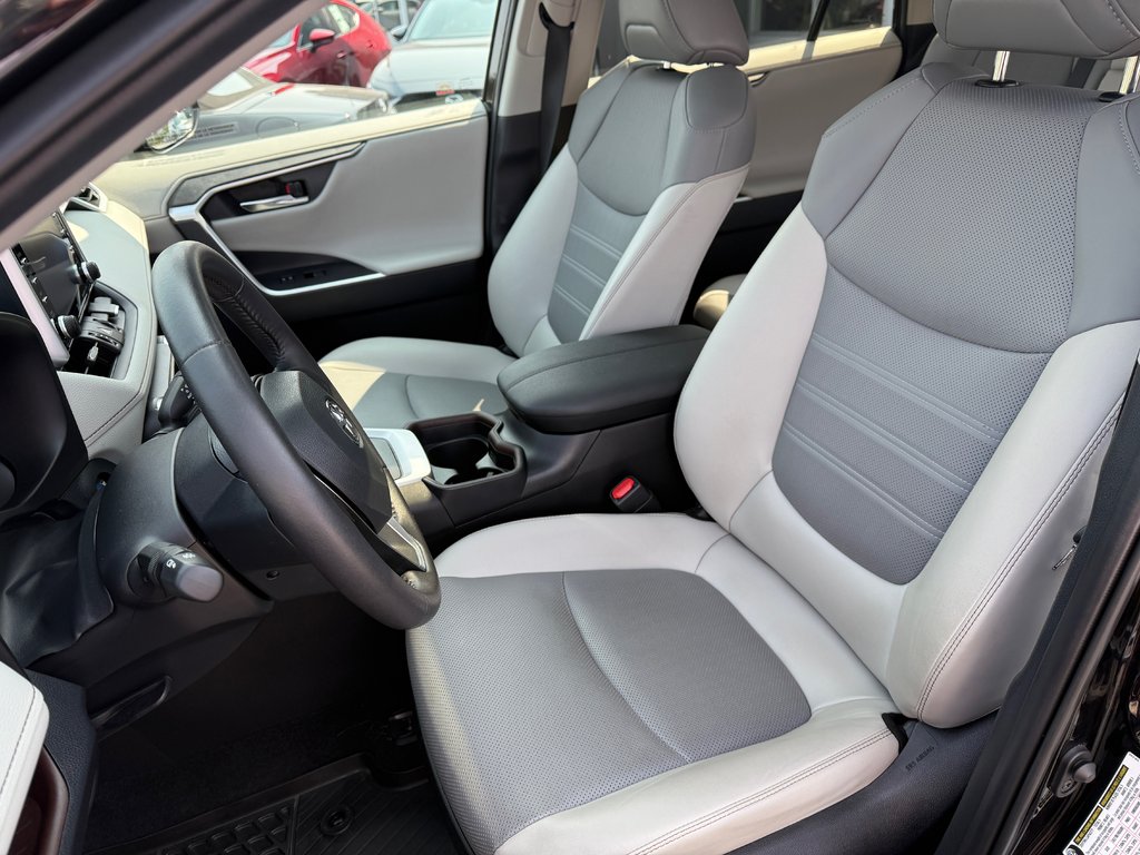 2020 Toyota RAV4 in Sept-Îles, Quebec - 12 - w1024h768px