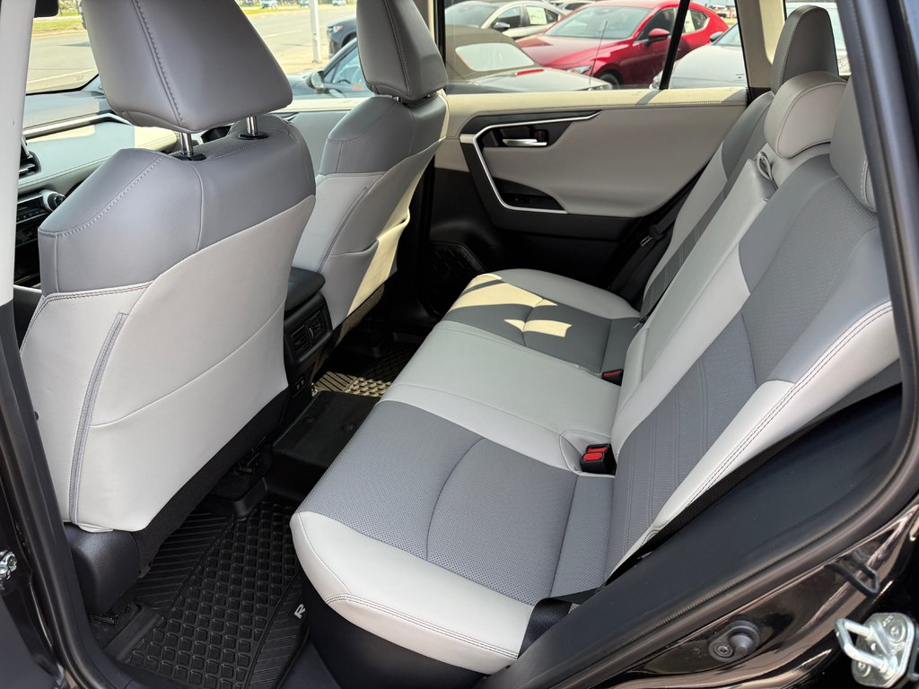2020 Toyota RAV4 in Sept-Îles, Quebec - 14 - w1024h768px