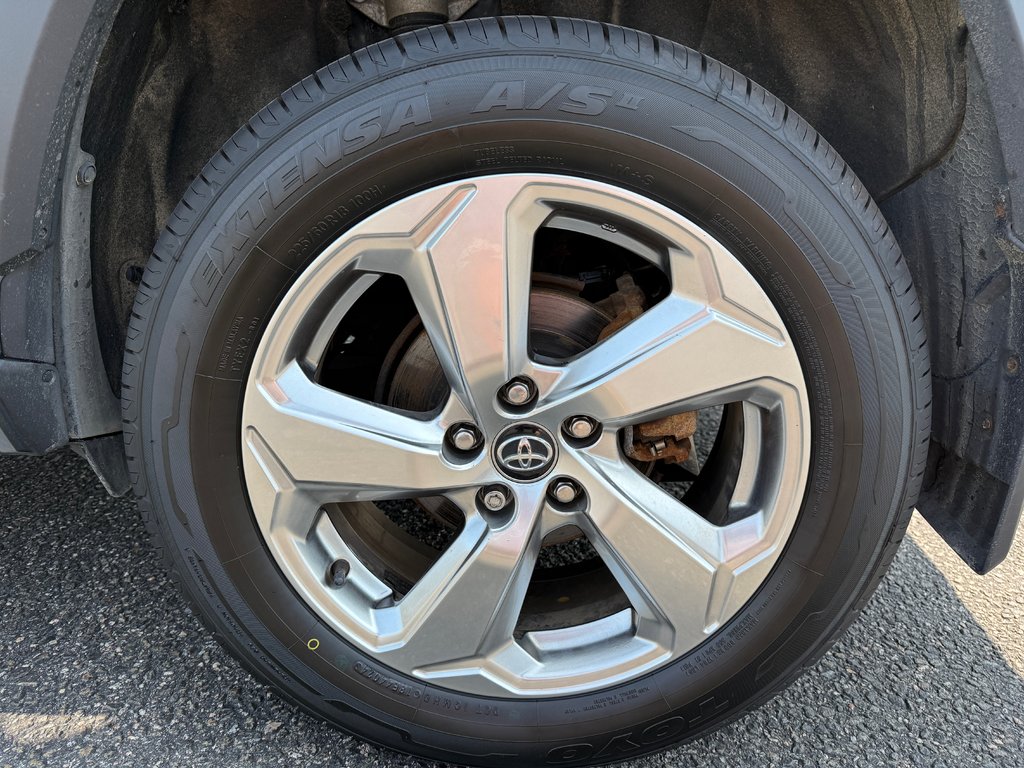 2020 Toyota RAV4 in Sept-Îles, Quebec - 9 - w1024h768px