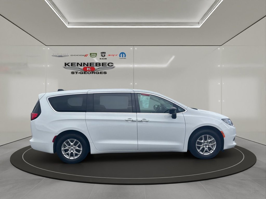 2024 Chrysler GRAND CARAVAN in Saint-Georges, Quebec - 2 - w1024h768px