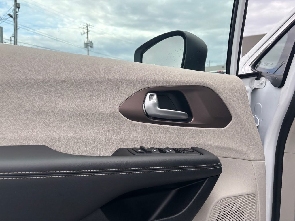 2024 Chrysler GRAND CARAVAN in Saint-Georges, Quebec - 11 - w1024h768px