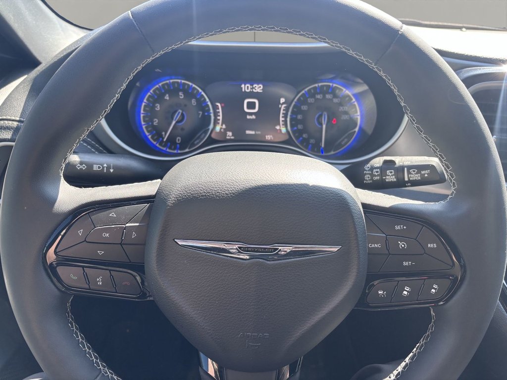 2022 Chrysler Pacifica Touring in Saint-Georges, Quebec - 17 - w1024h768px